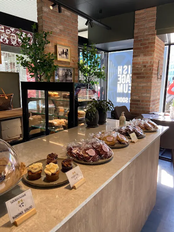 Heritage Cafe, viihtyisä taidekahvila Fredrikinkadulla